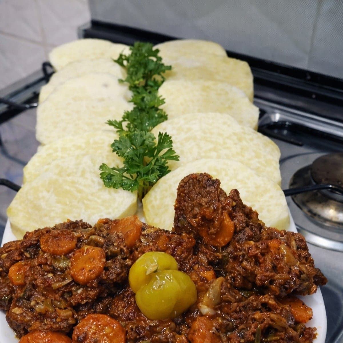 Bœuf sauté aux rondelles d’igname vapeur.
