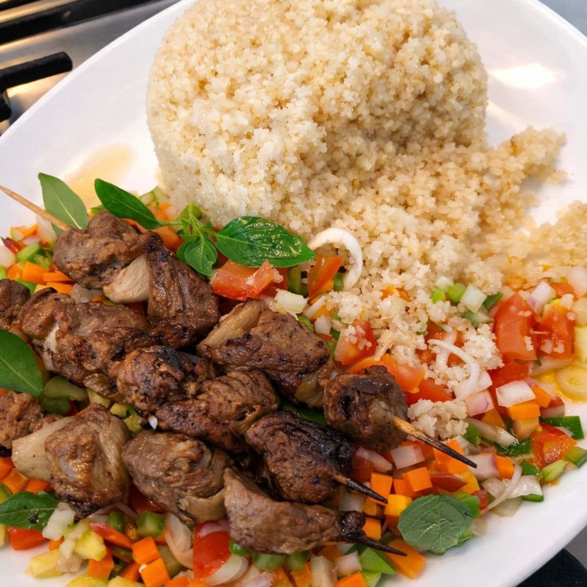 Brochettes de mouton contre attieké