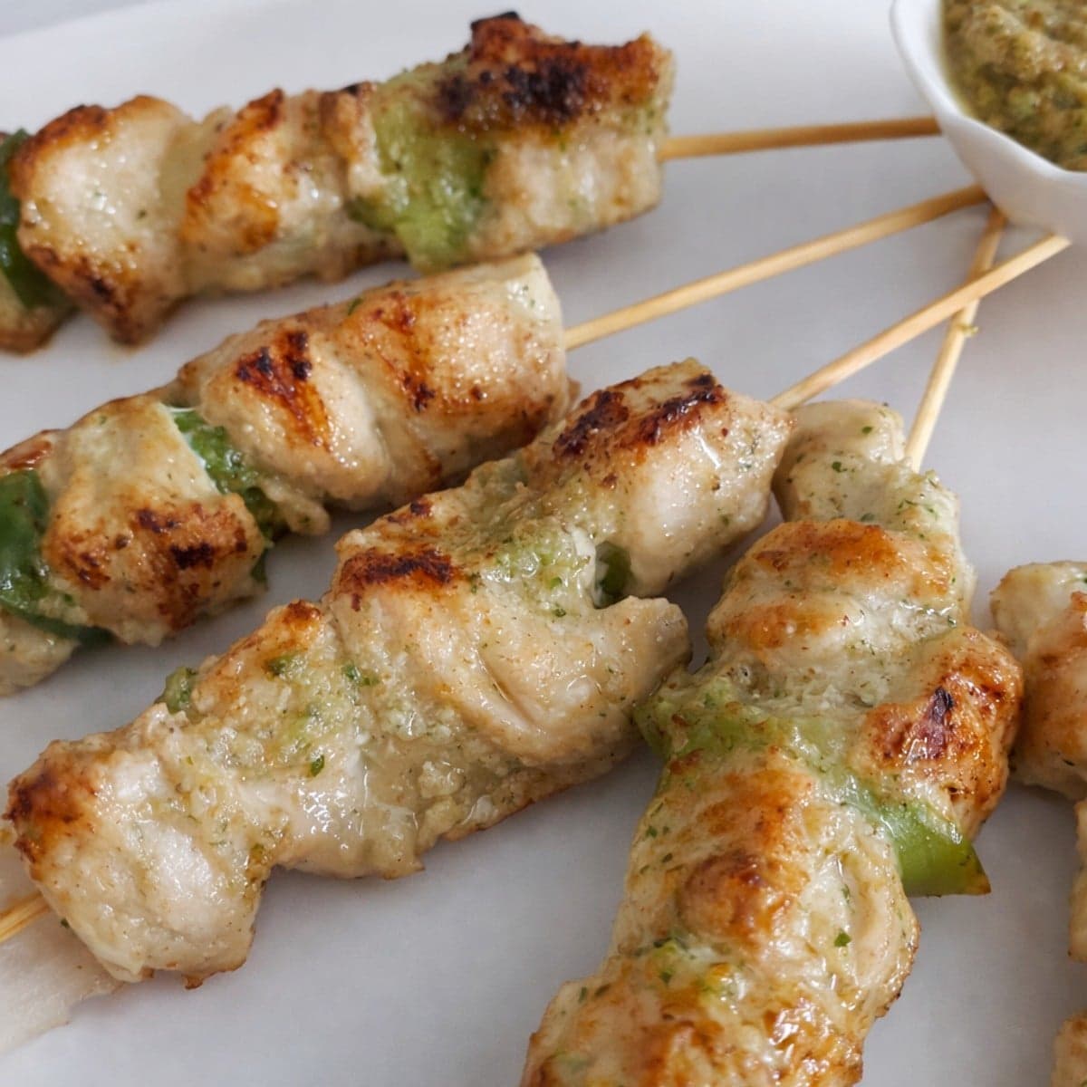 Brochettes de poulet à la poêle.