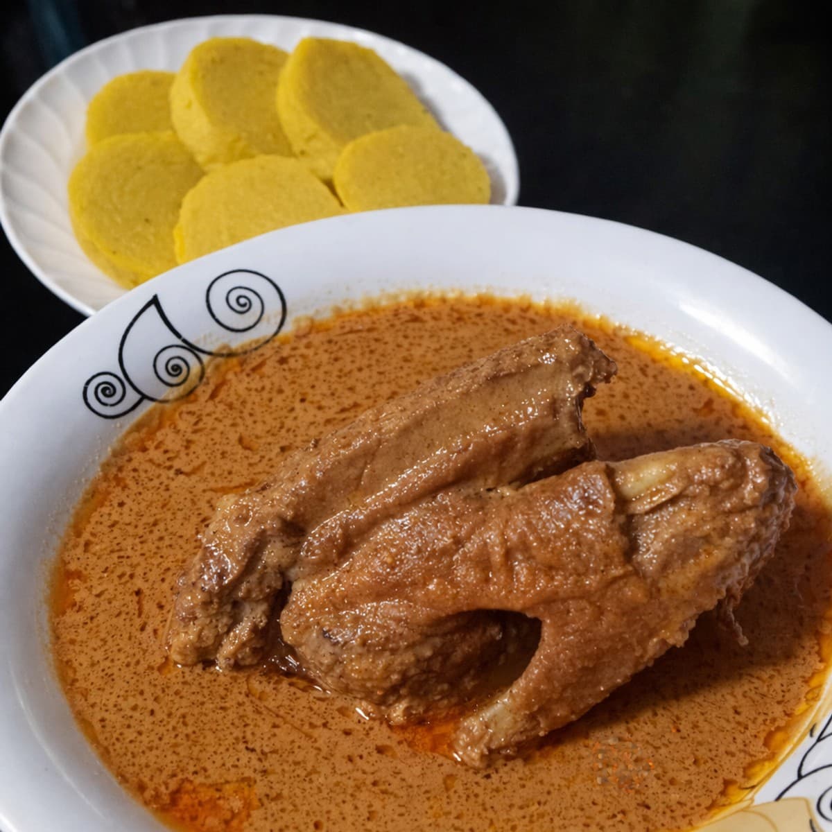 Canard noyé dans la sauce d’arachides sous le regard excité du plantain pilé