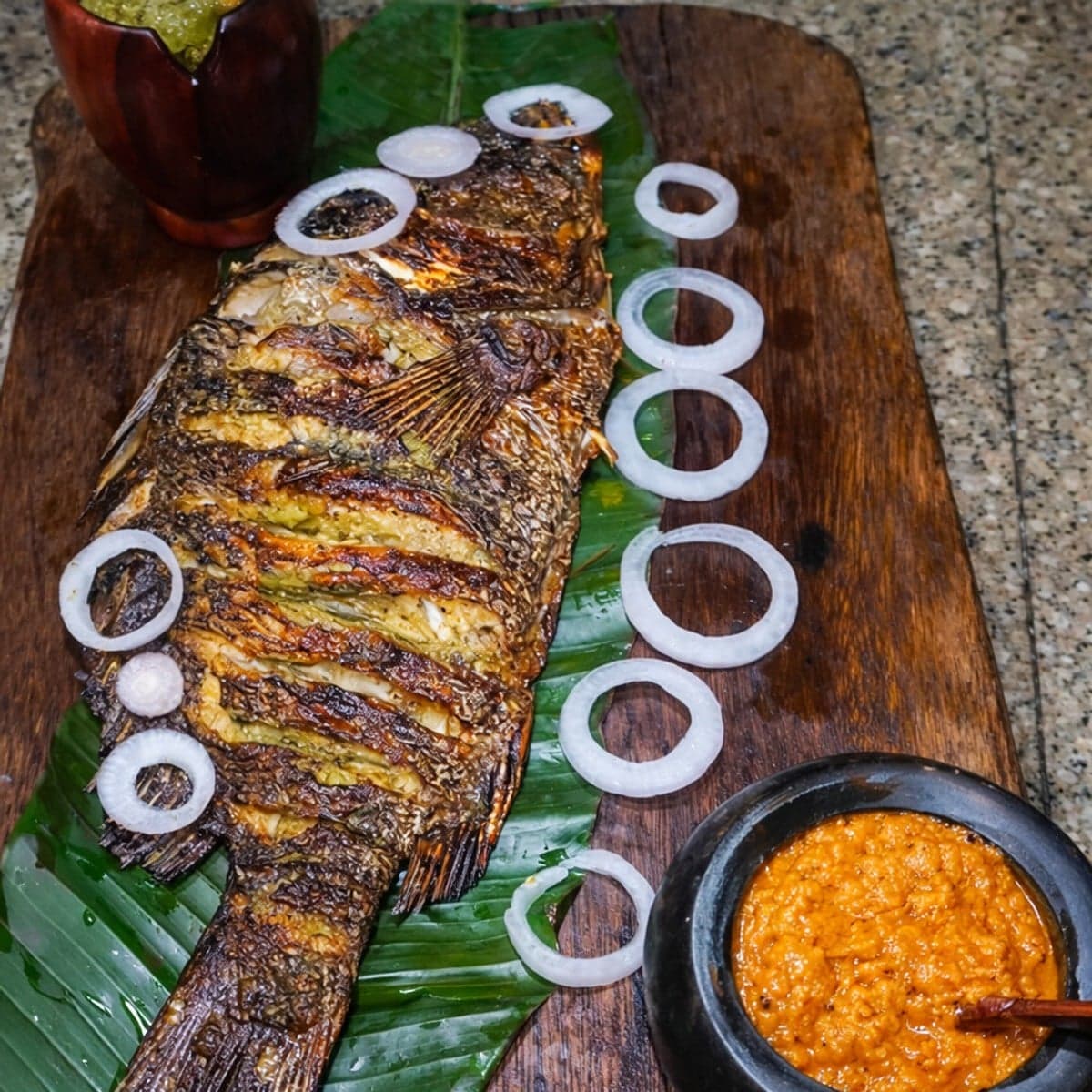 Carpe grillée sur feuille bio