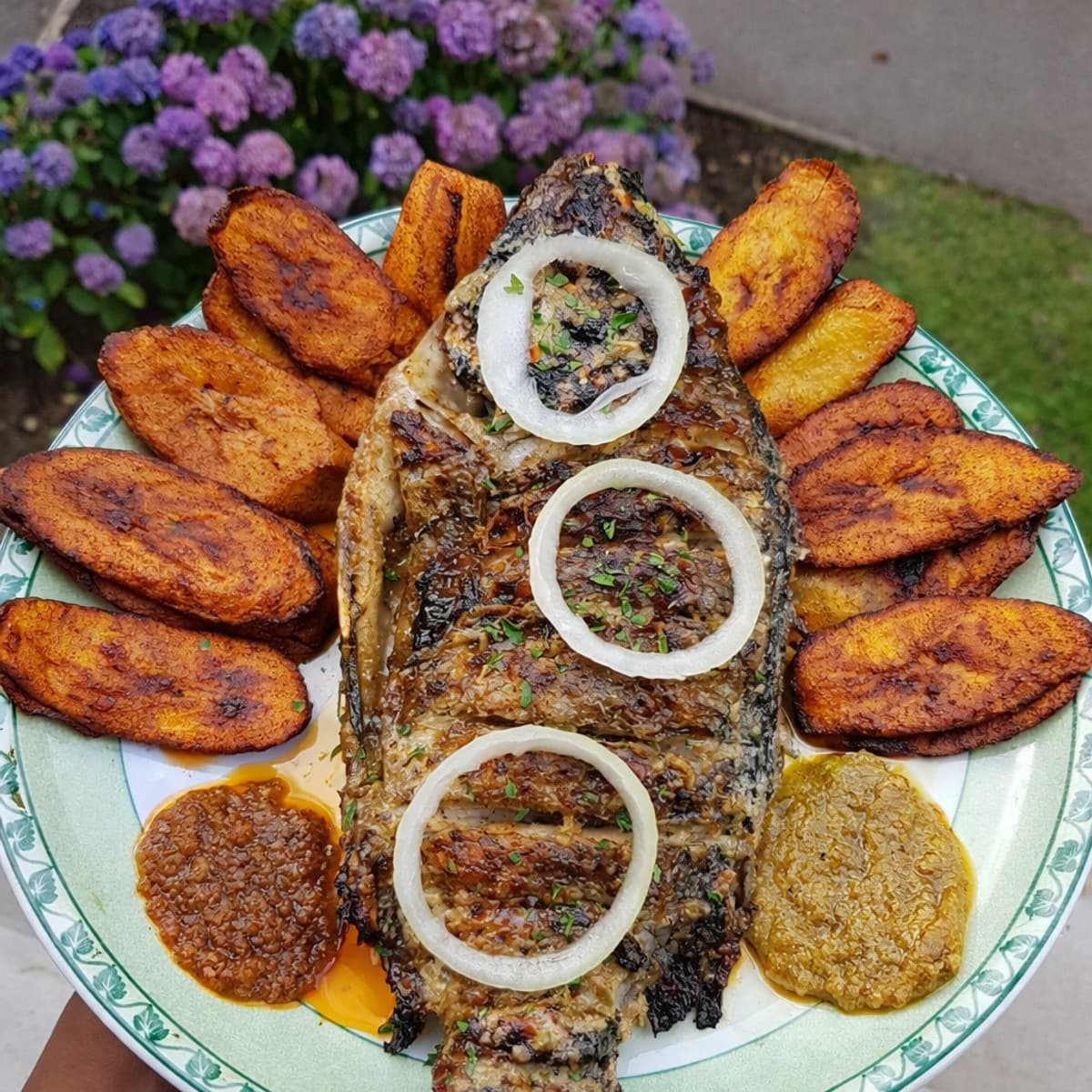 Carpes au four accompagné de frites de plantains.