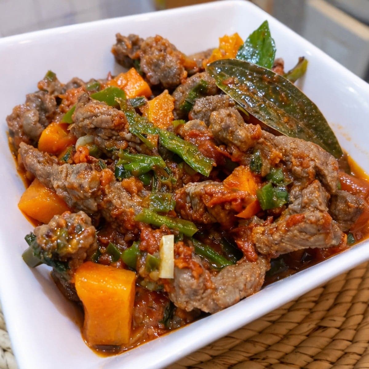 Des émincés dorés et moutardés à la sauce tomate