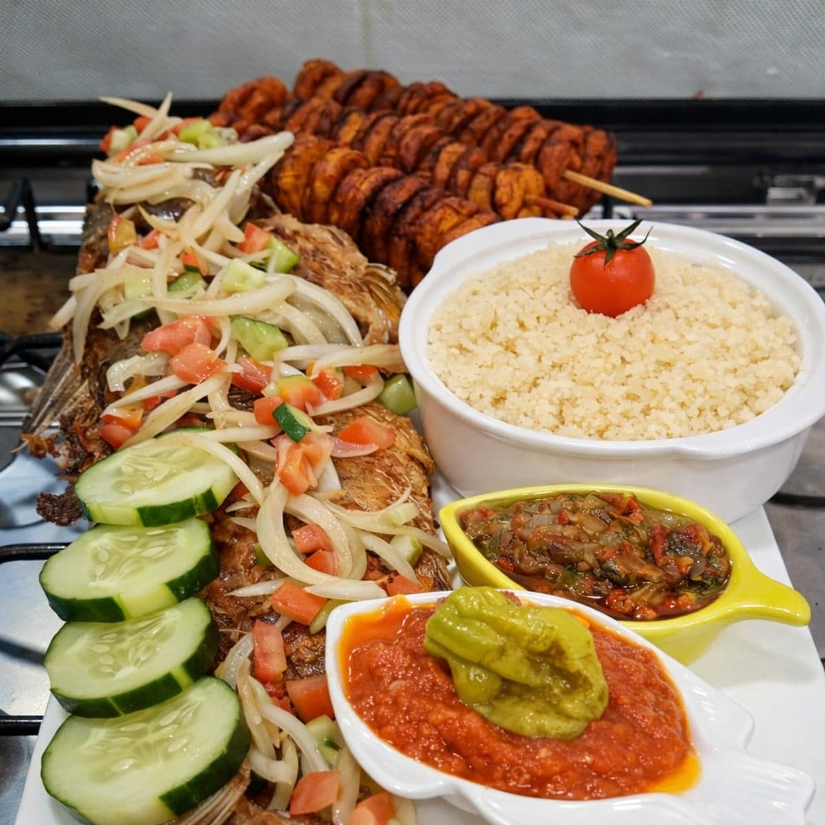 Du poisson servi avec de l’attieké et des brochettes d’alloco.