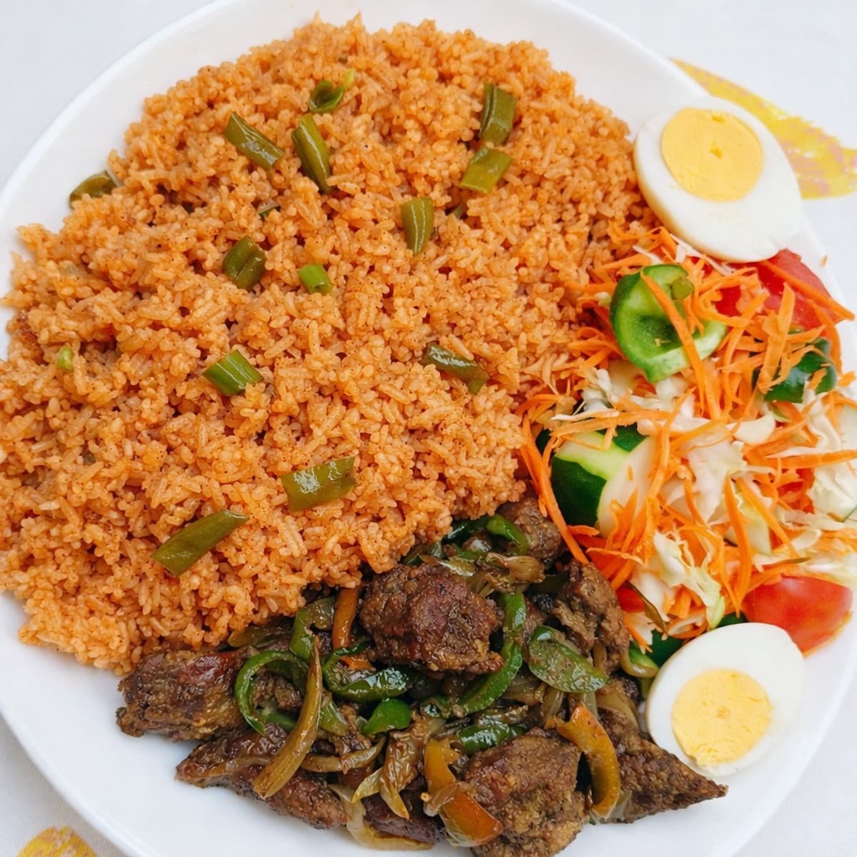 Du riz gras avec son sauté de viande et sa délicieuse salade de choux 😋