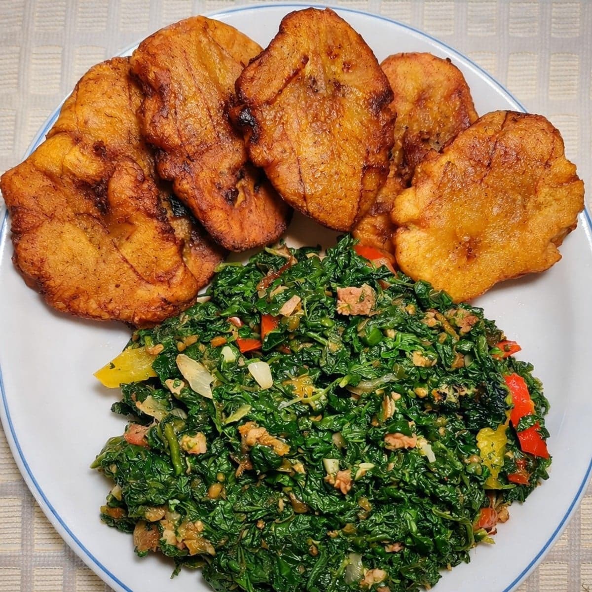 Epinards sautés et plantain mûr tapé