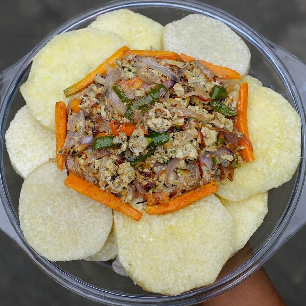 Ignames bouillis aux œufs brouillés