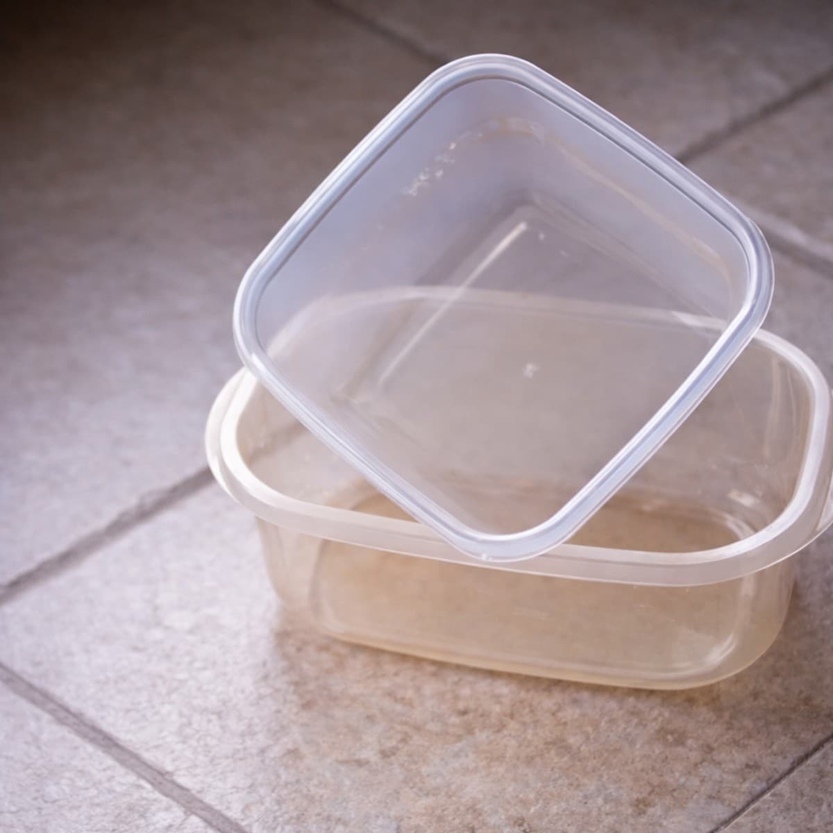 L’astuce géniale pour nettoyer et détacher ces boîtes en plastique