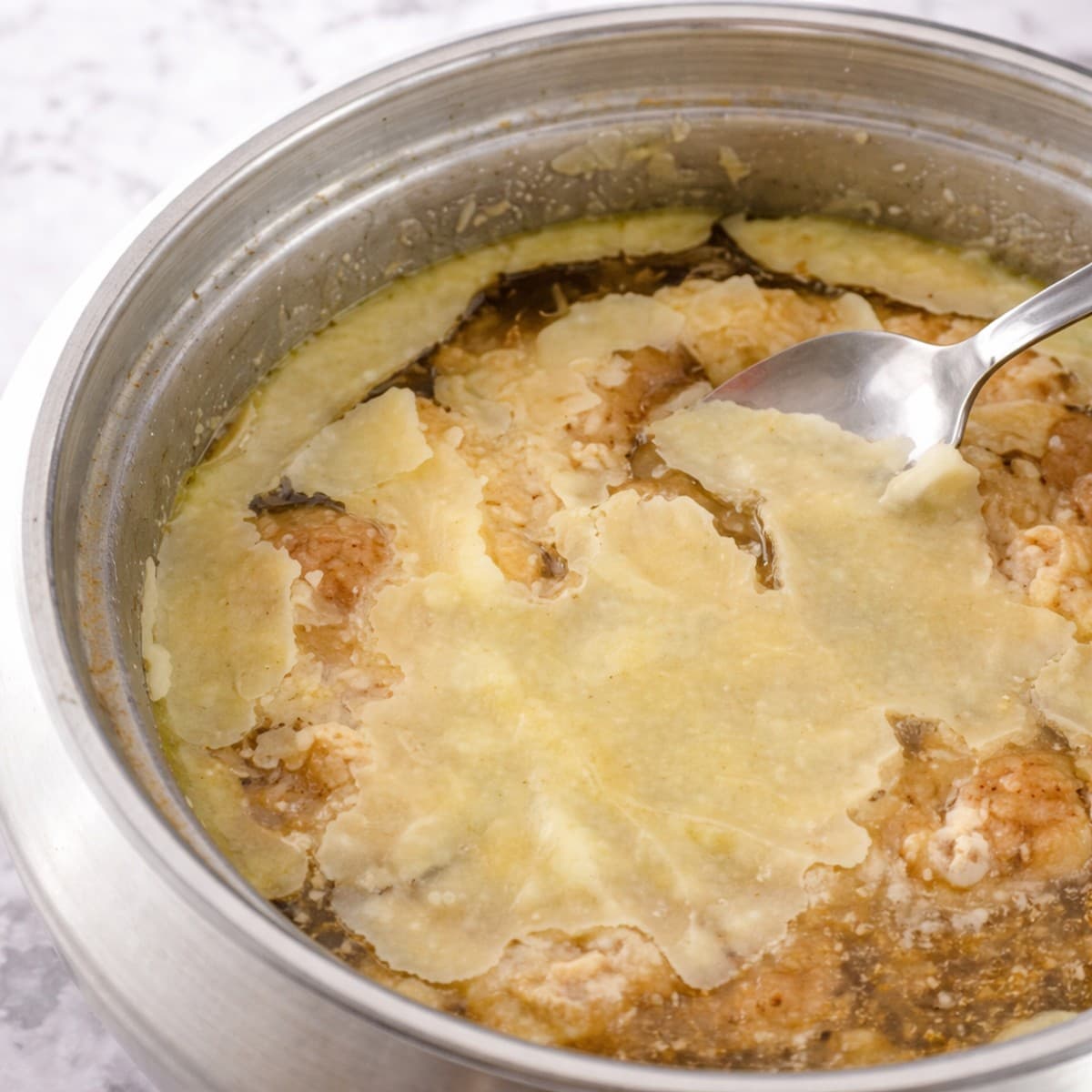 L’astuce parfaite pour enlever l’excédent de gras d’un plat