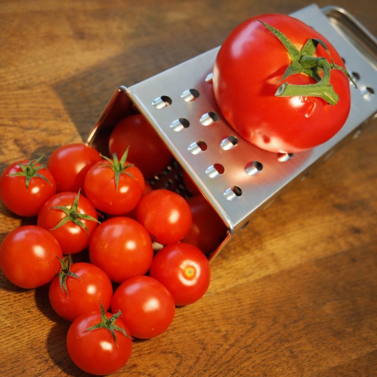 Le secret d’une délicieuse et savoureuse sauce tomate: Il suffit de râper vos tomates