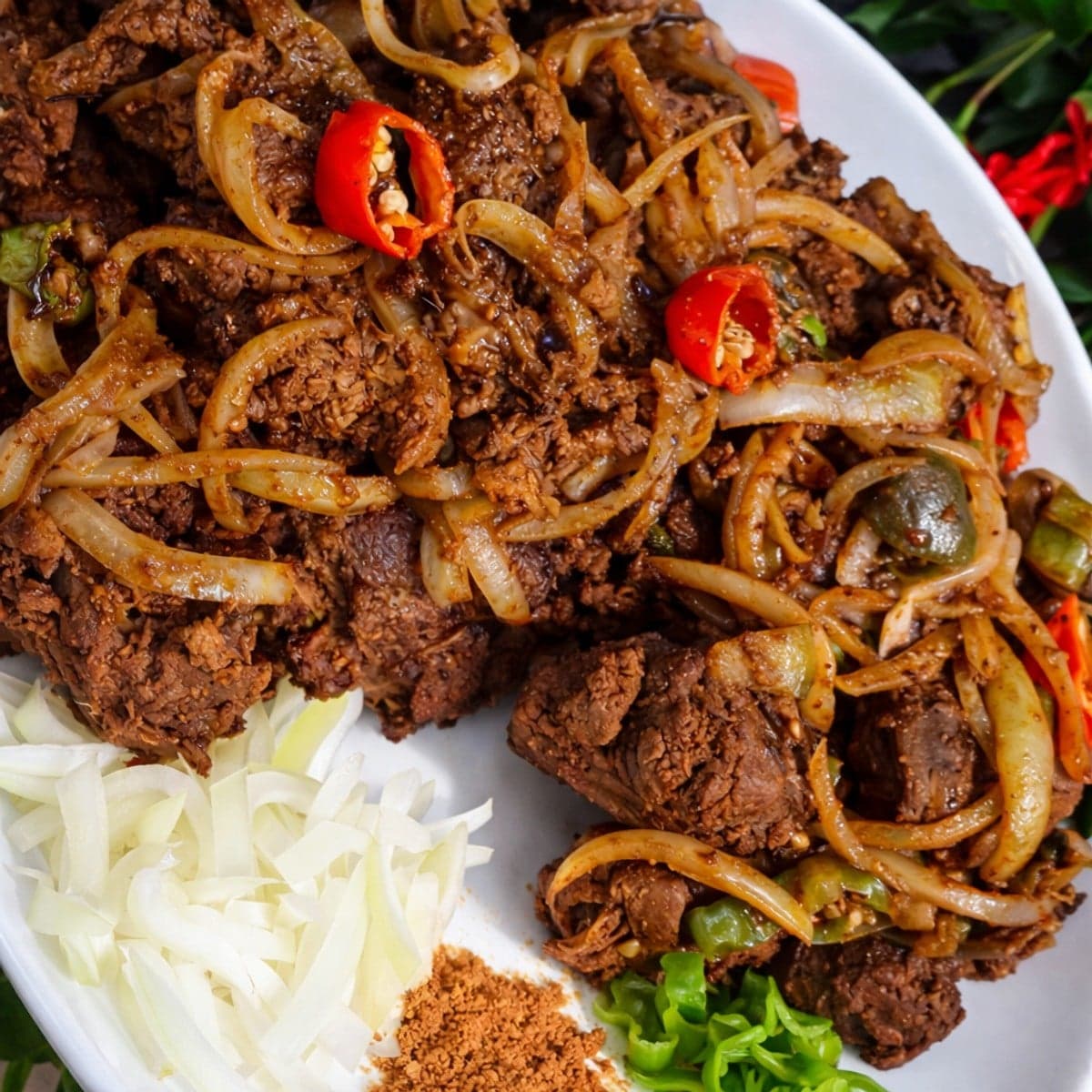 Mon choukouya de mouton au four bien épicé avec un peu d’oignon frais, kankan et piment vert