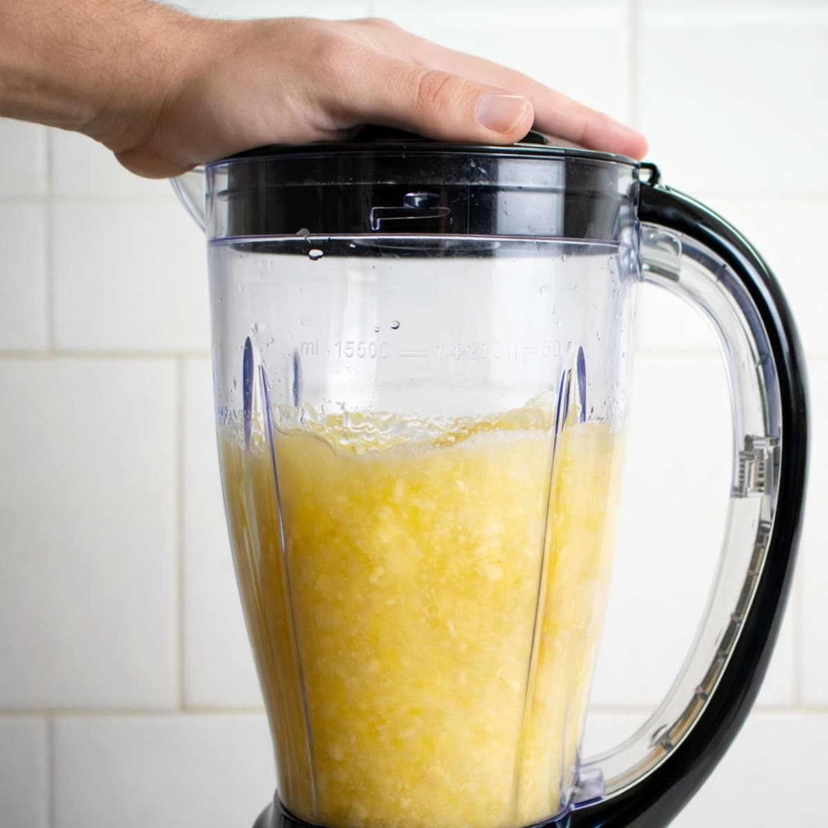 Nettoyez votre mélangeur sans éponge