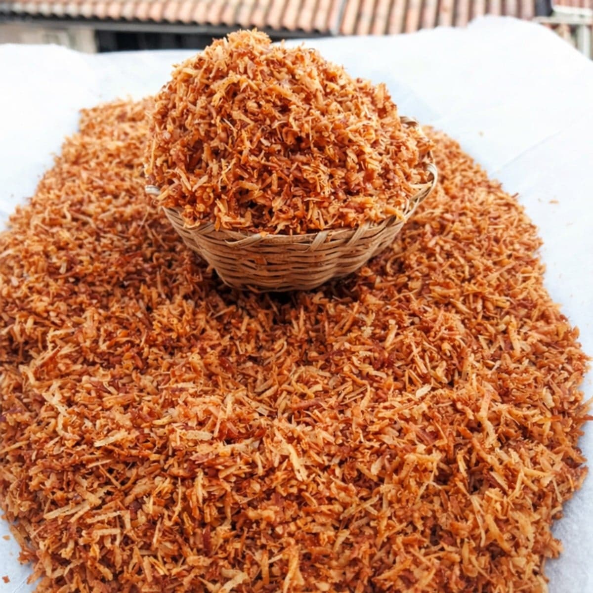 Noix de coco râpée caramélisée croustillante