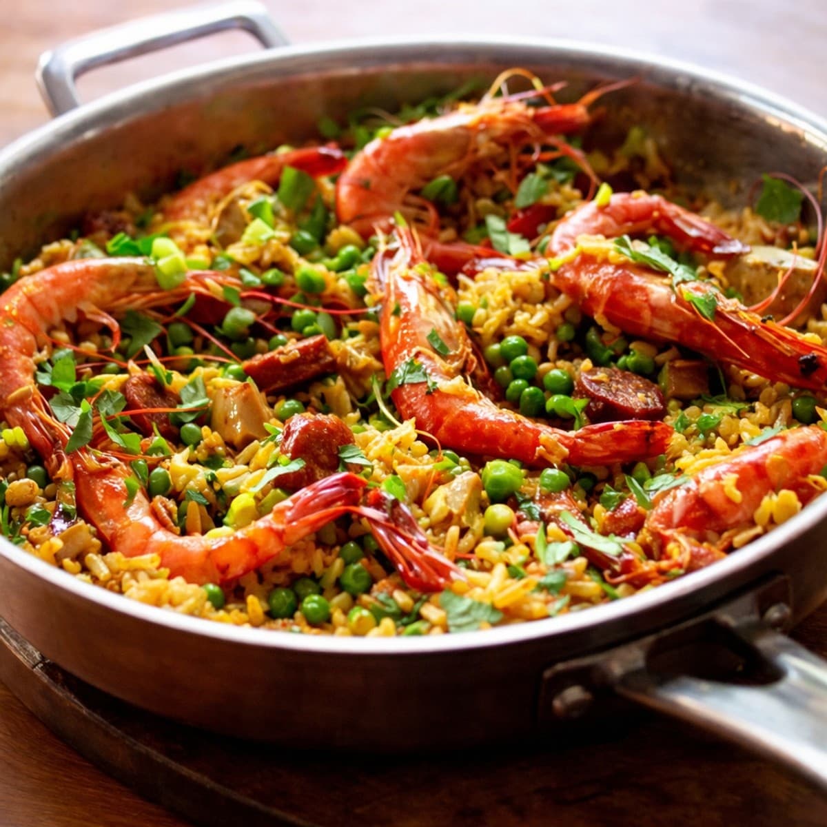 Paella au poulet et aux crevettes