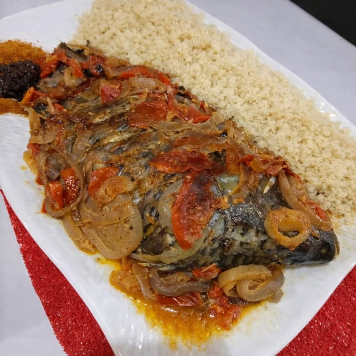 Poisson à l’ étouffée, une cuisson lente pour un poisson bien tendre avec des légumes accompagné d’attiékè.