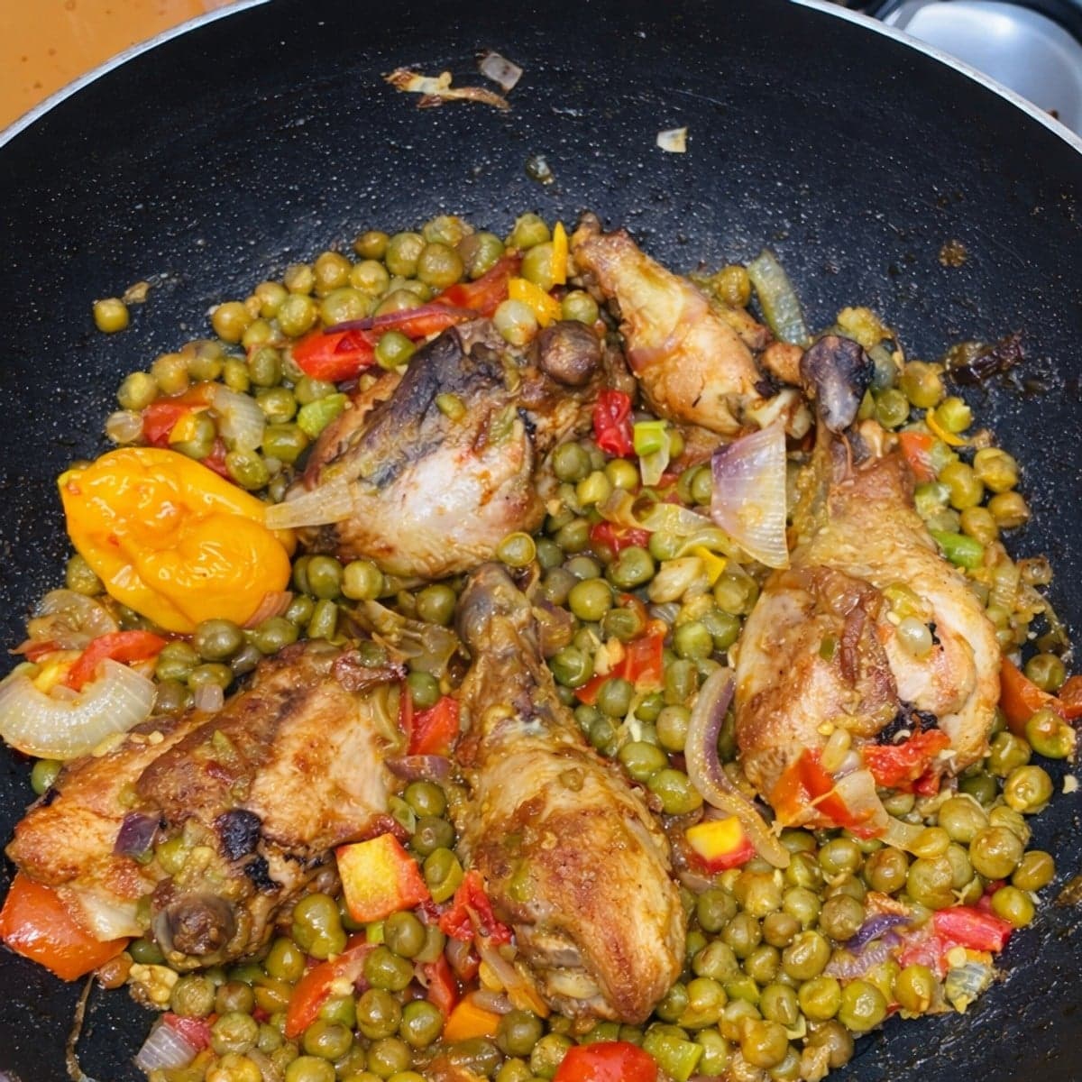Poulet sauté aux petits pois.