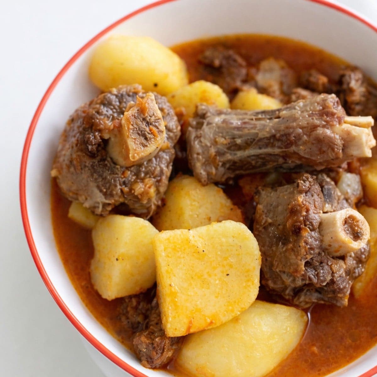 Ragout de queue de bœuf aux pommes de terre.