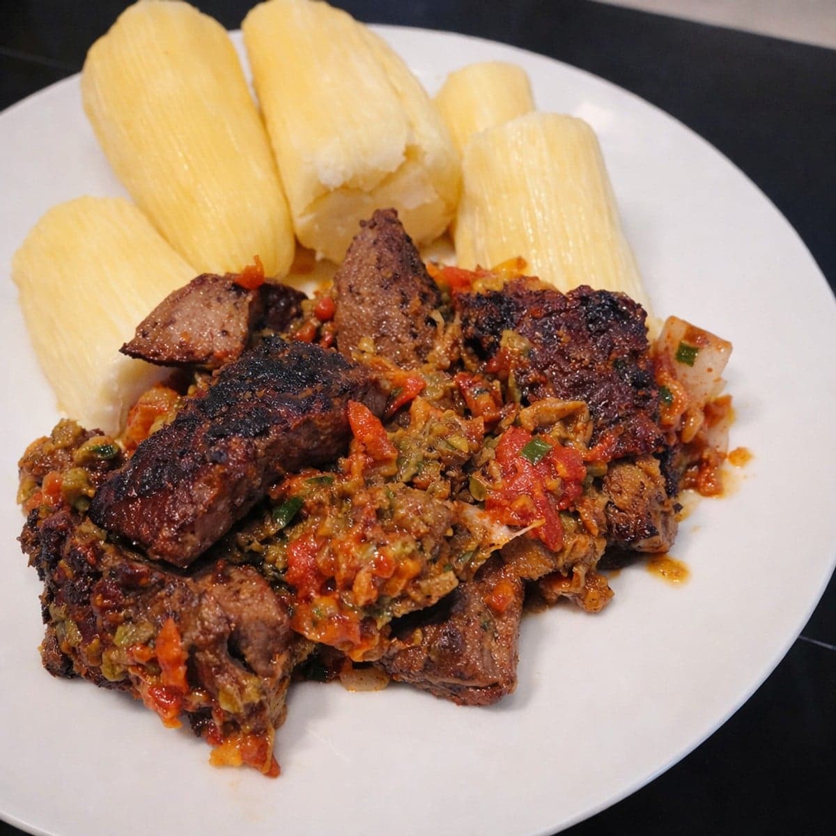 Rôti de bœuf fumé et son manioc vapeur