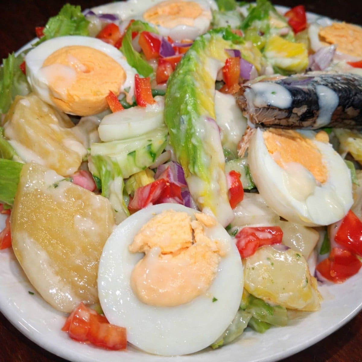Salade de pommes de terre avocat aux œufs et sardines.