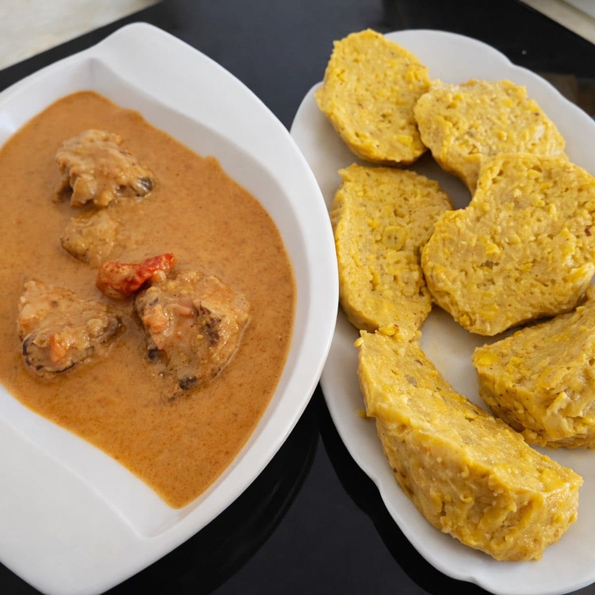 Sauce arachide à la banane plantain pilée.