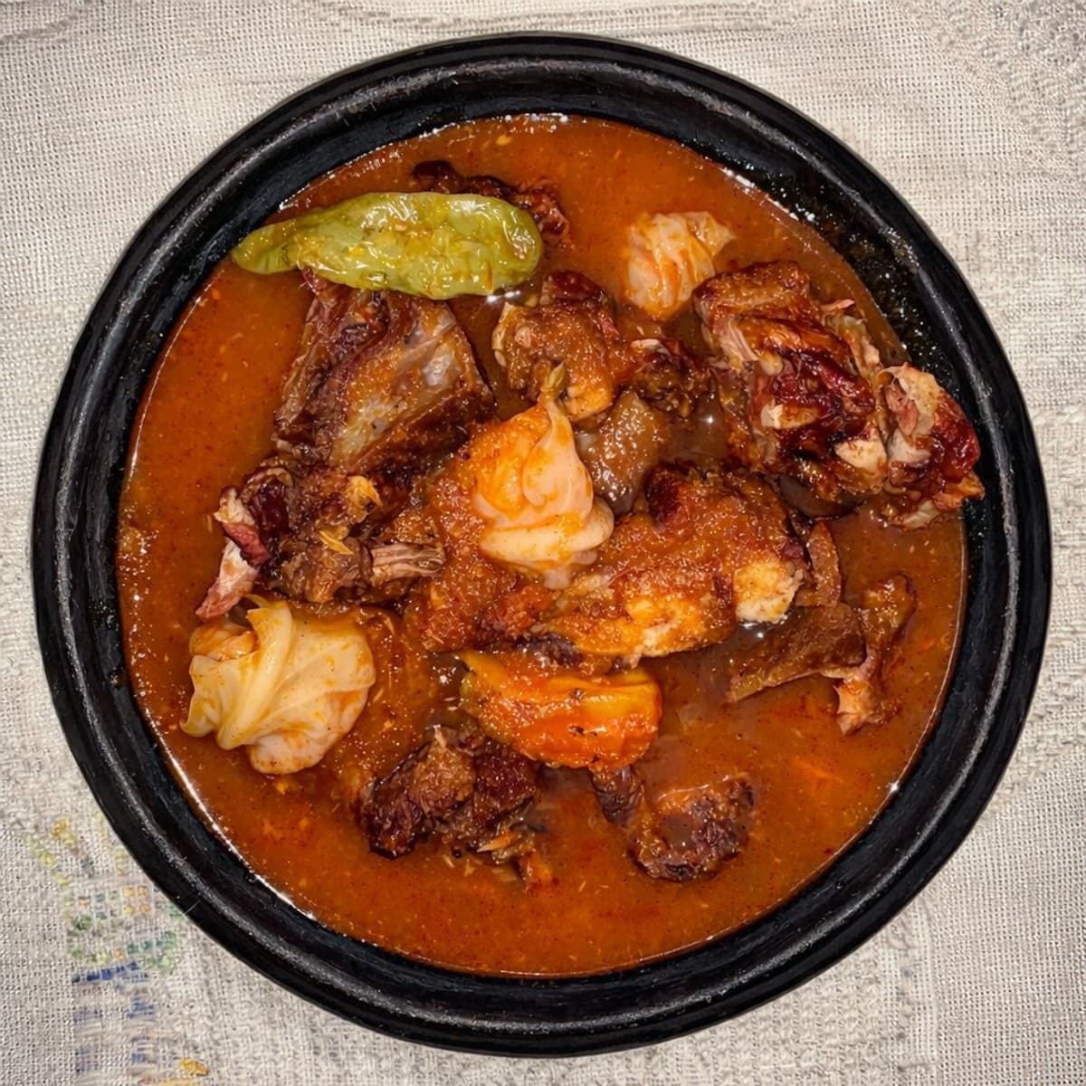 Sauce claire épicée avec la queue de bœuf fumée