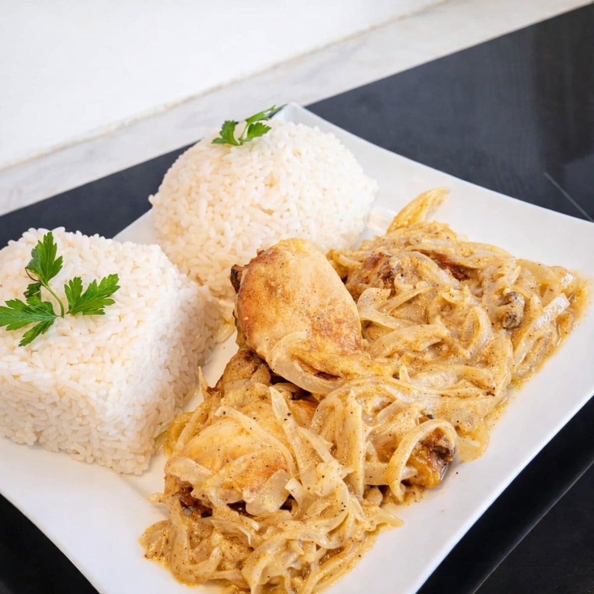 Sauce oignon /poulet et dôme de riz.
