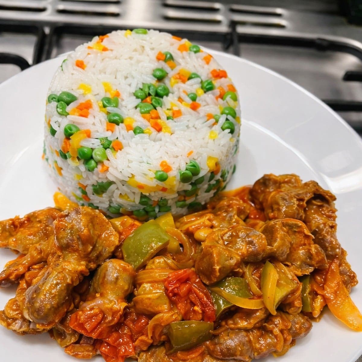 Sauté de gésiers accompagné de riz.