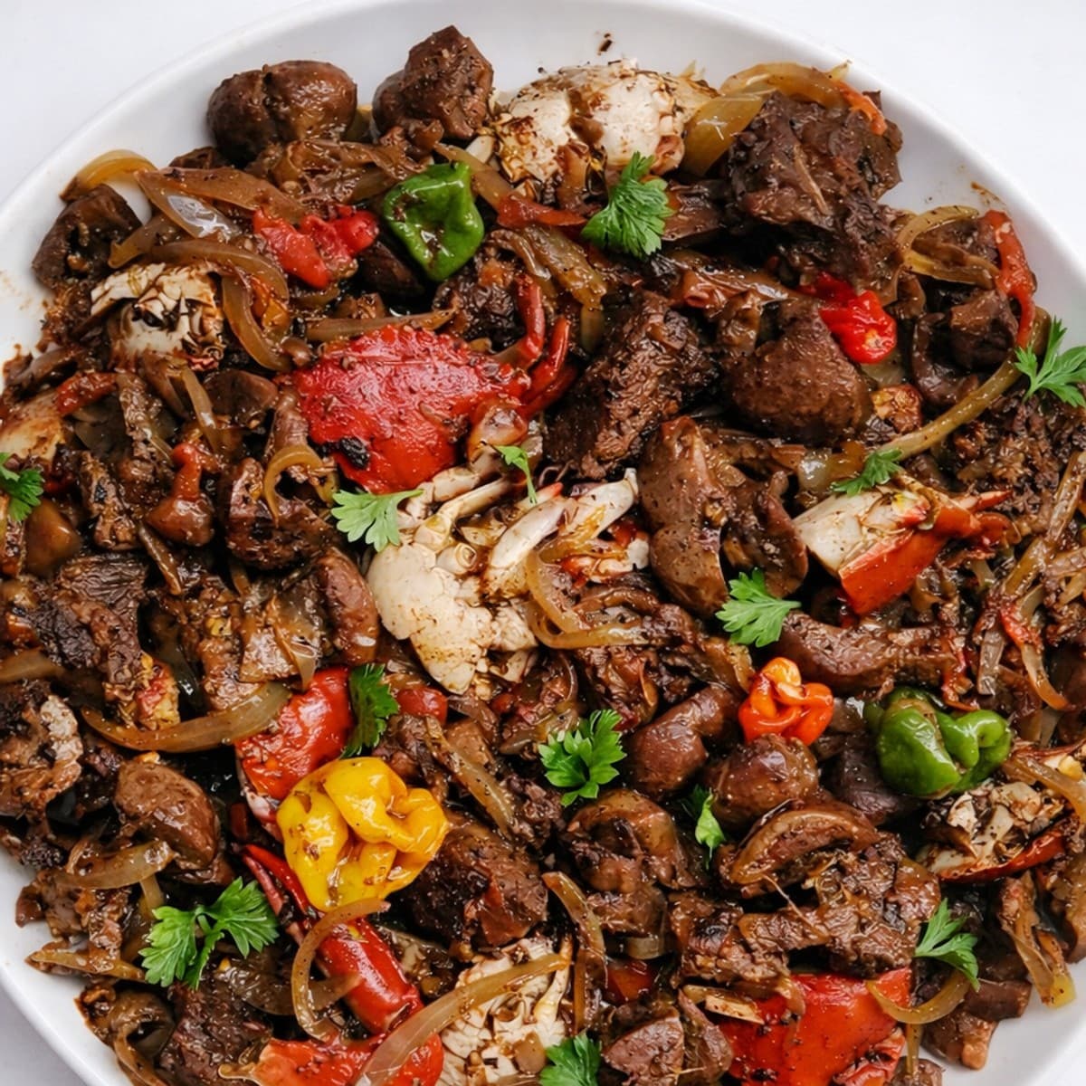 Sauté de viande et rognon de bœuf aux crabes accompagnés d’attiéké