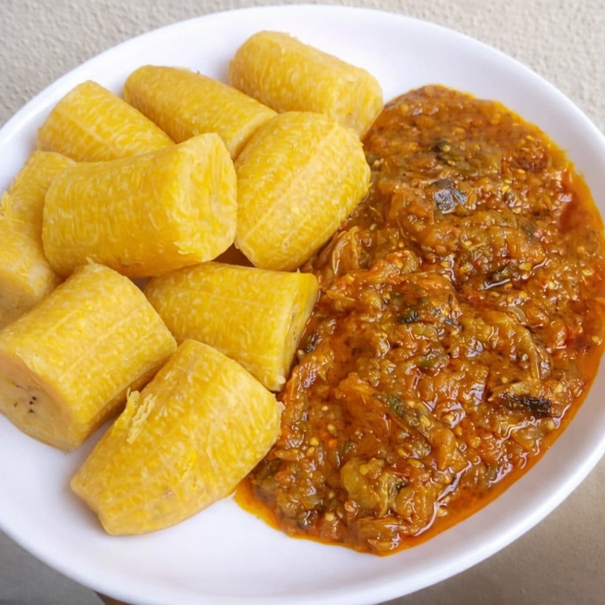 Bananes plantain vapeur avec sa pâte d’aubergine au mangne sec.