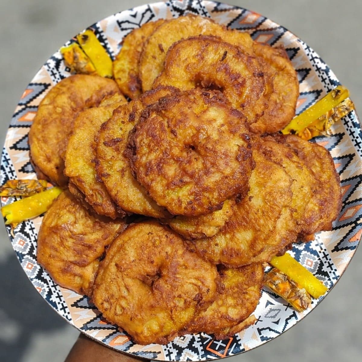 Beignets d’ananas à la cannelle.