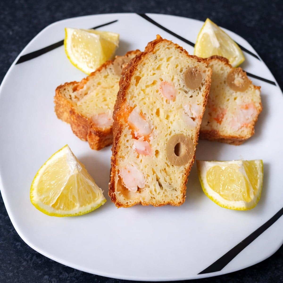 Cake aux crevettes, ricota et olives