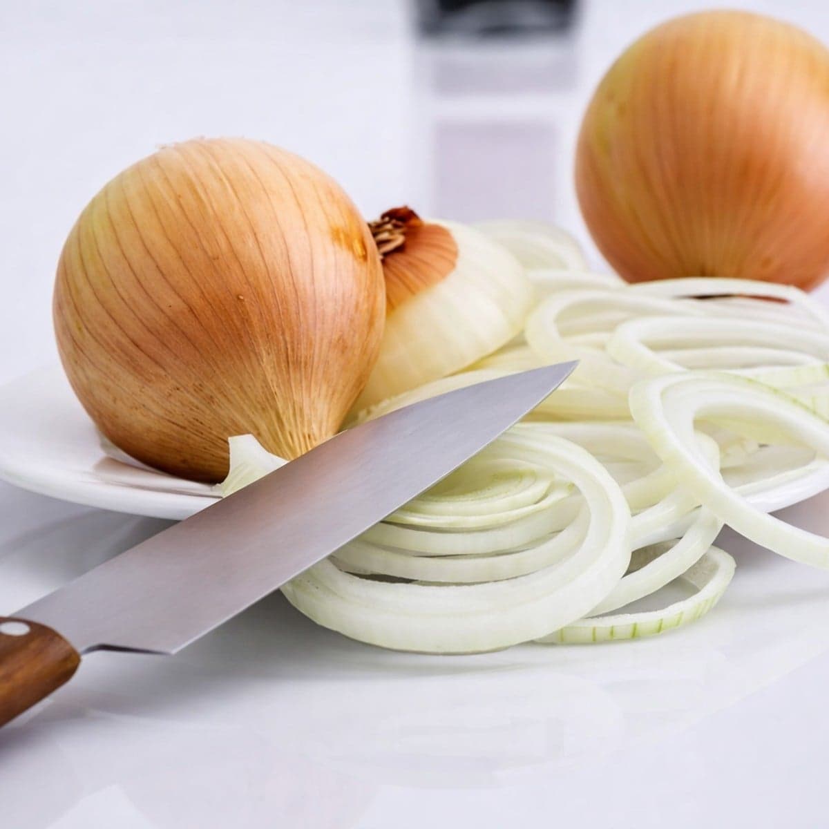 Comment éplucher et découper les oignons sans verser de larmes ?