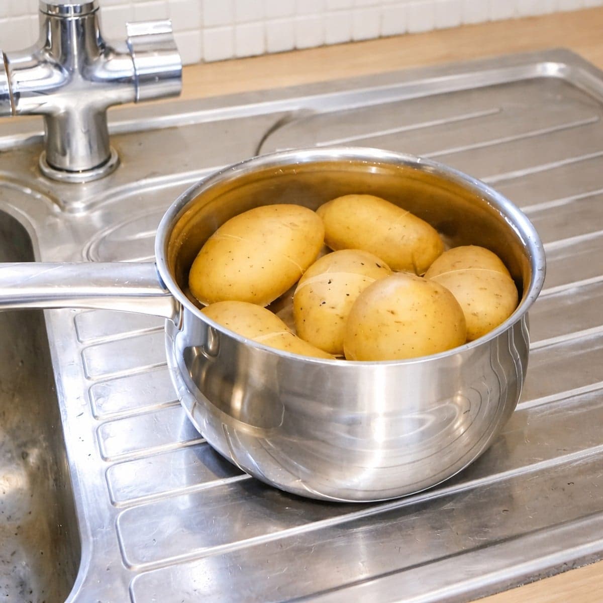 Comment éplucher facilement des pommes de terre cuites