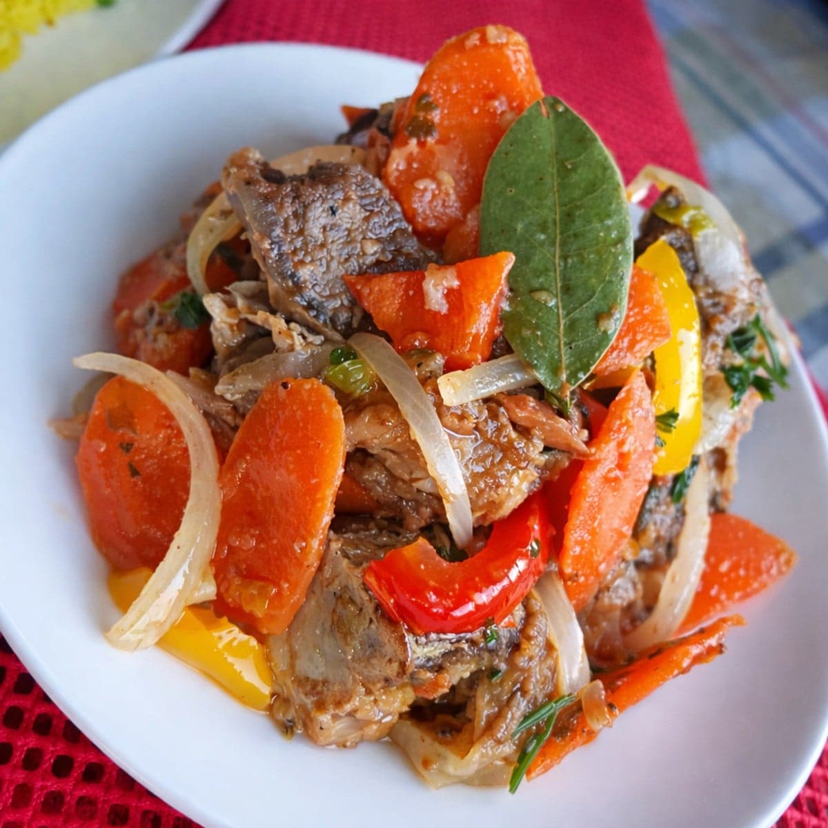 Cote de bœuf aux carottes accompagné de riz au curry.