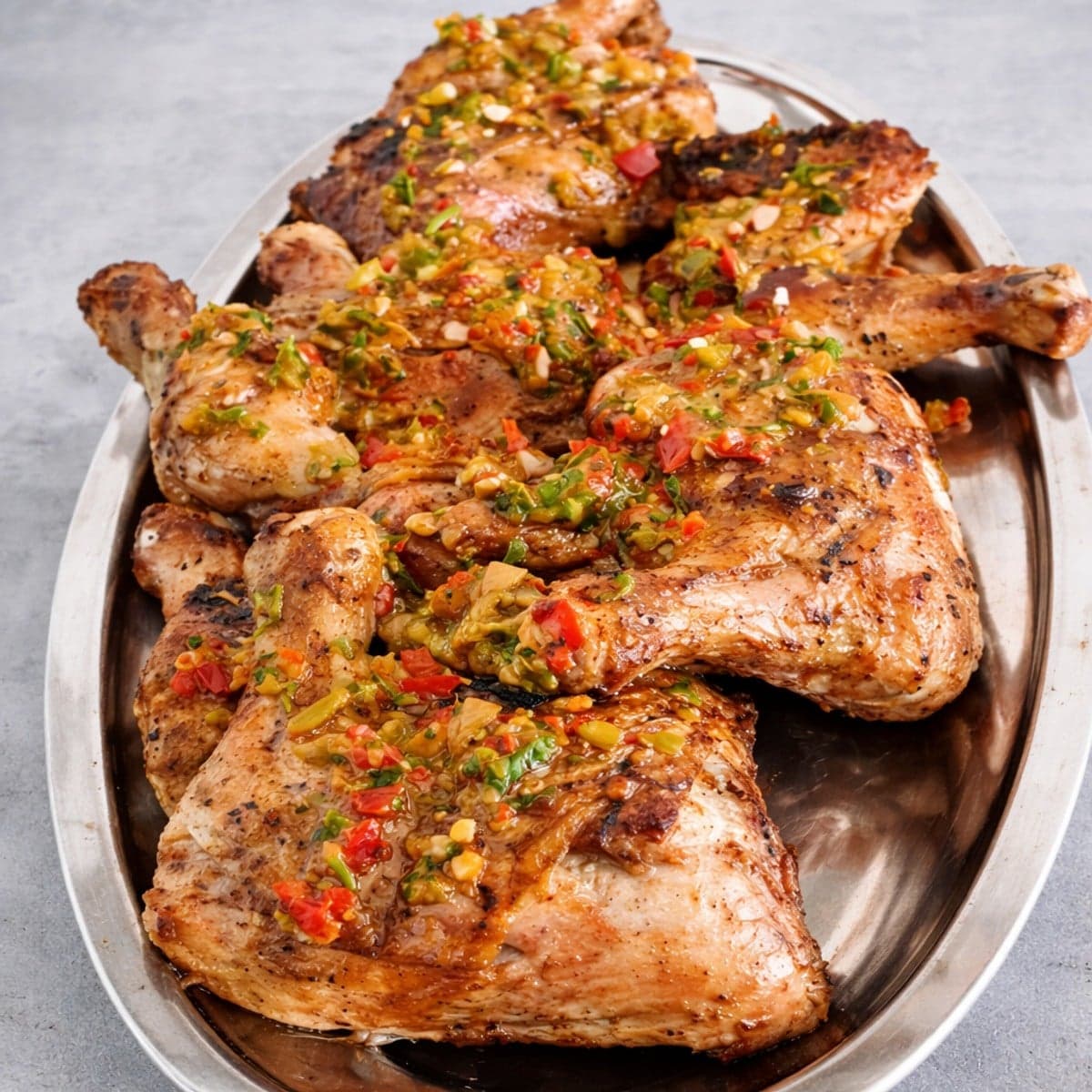 Cuisses de poulet braisées avec la marinade crue.