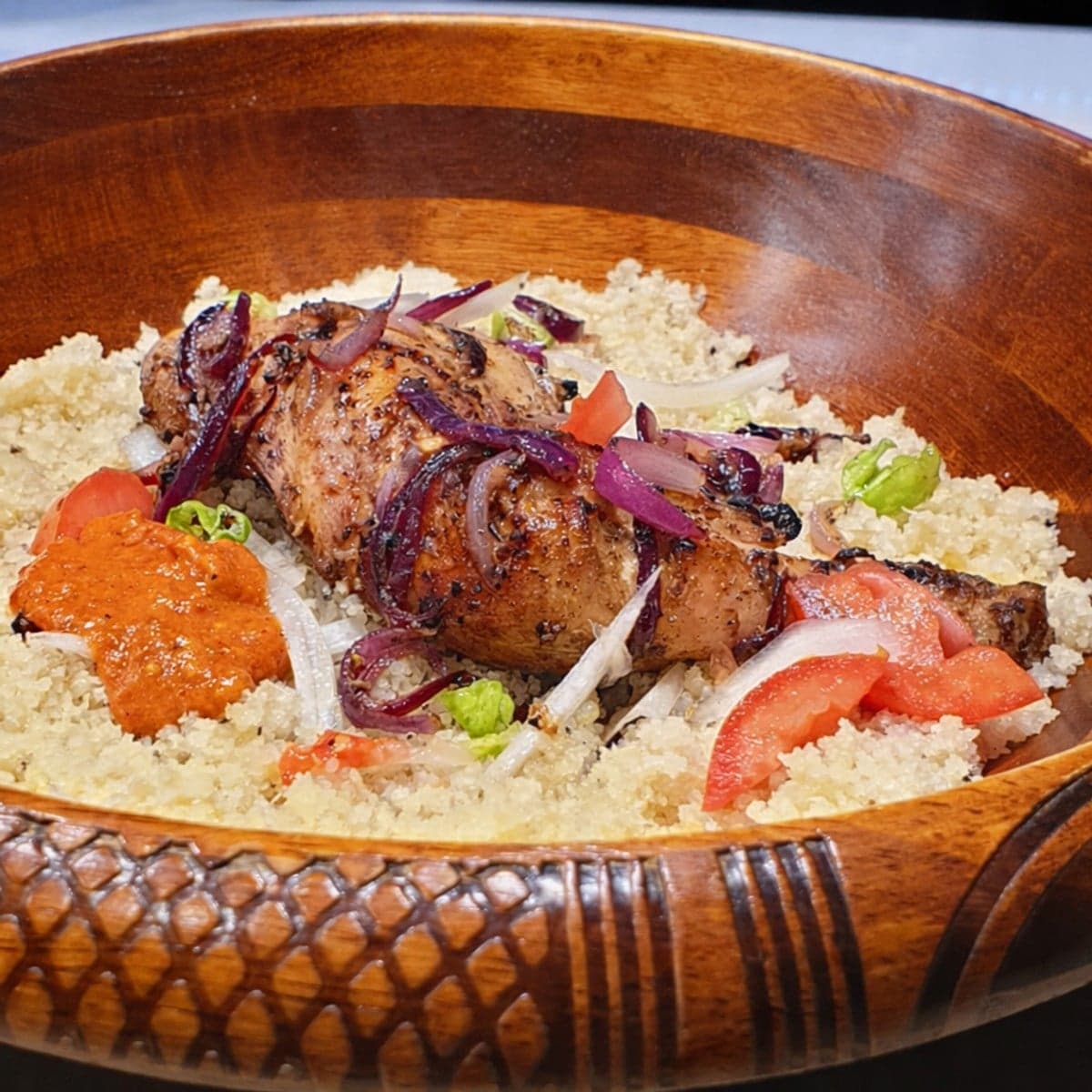 Cuisses de poulet braisées avec attiéké