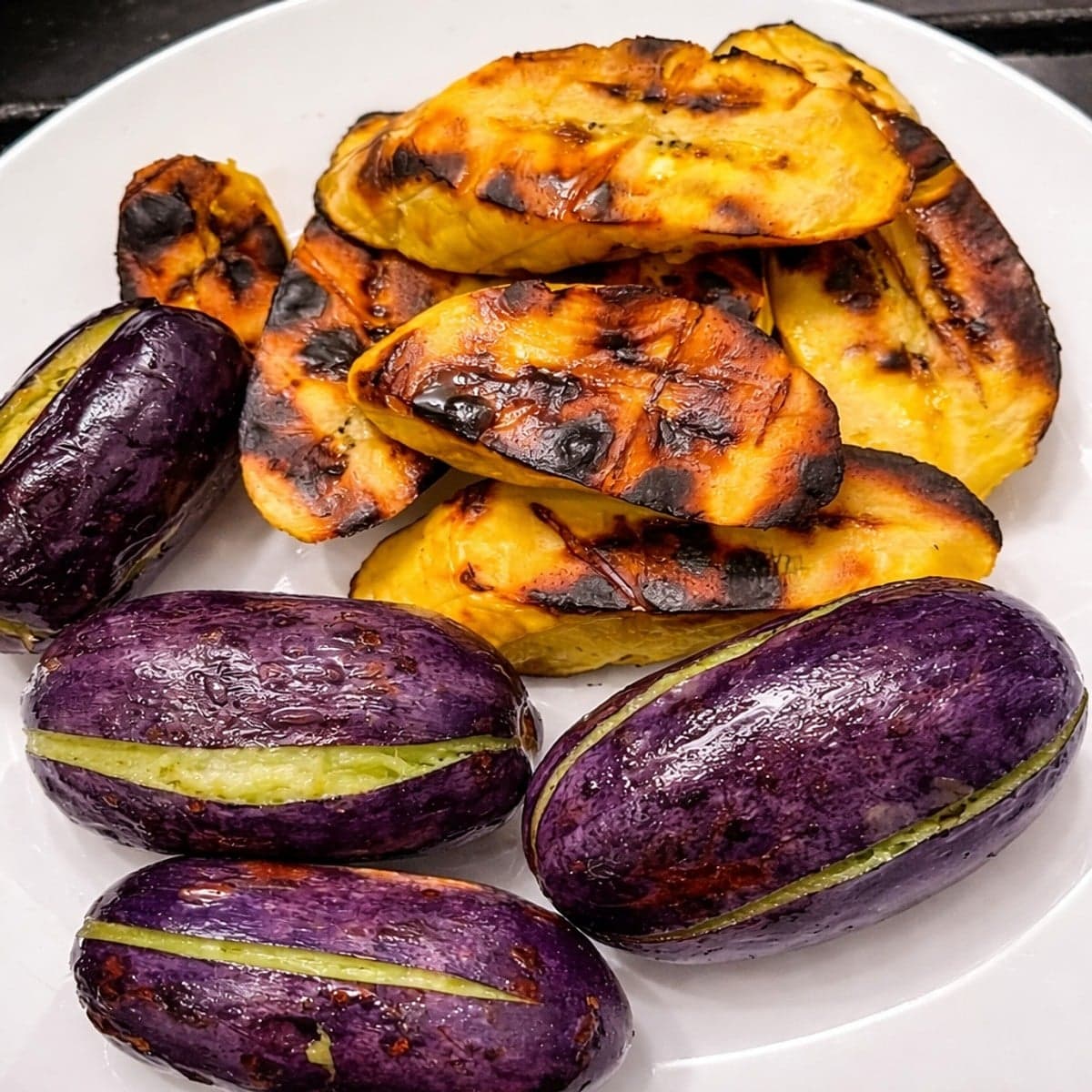 Prunes braisées aux bananes plantain : recette africaine facile