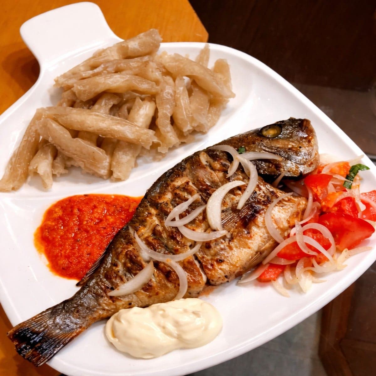 Du poisson braisé à la sauce piquante