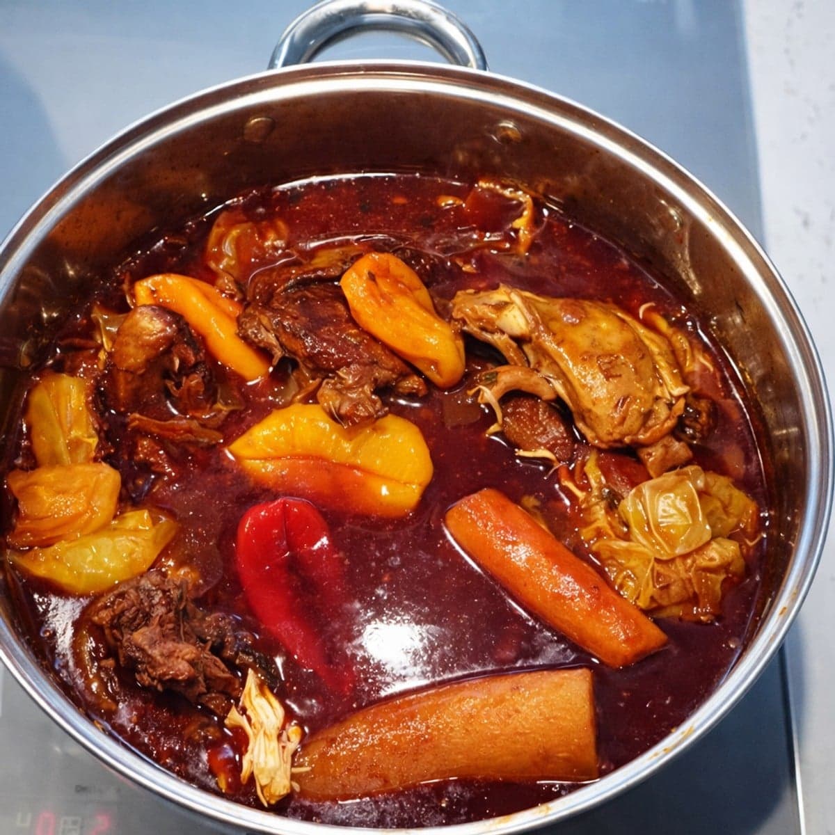 Du poulet fumé à la sauce tomate