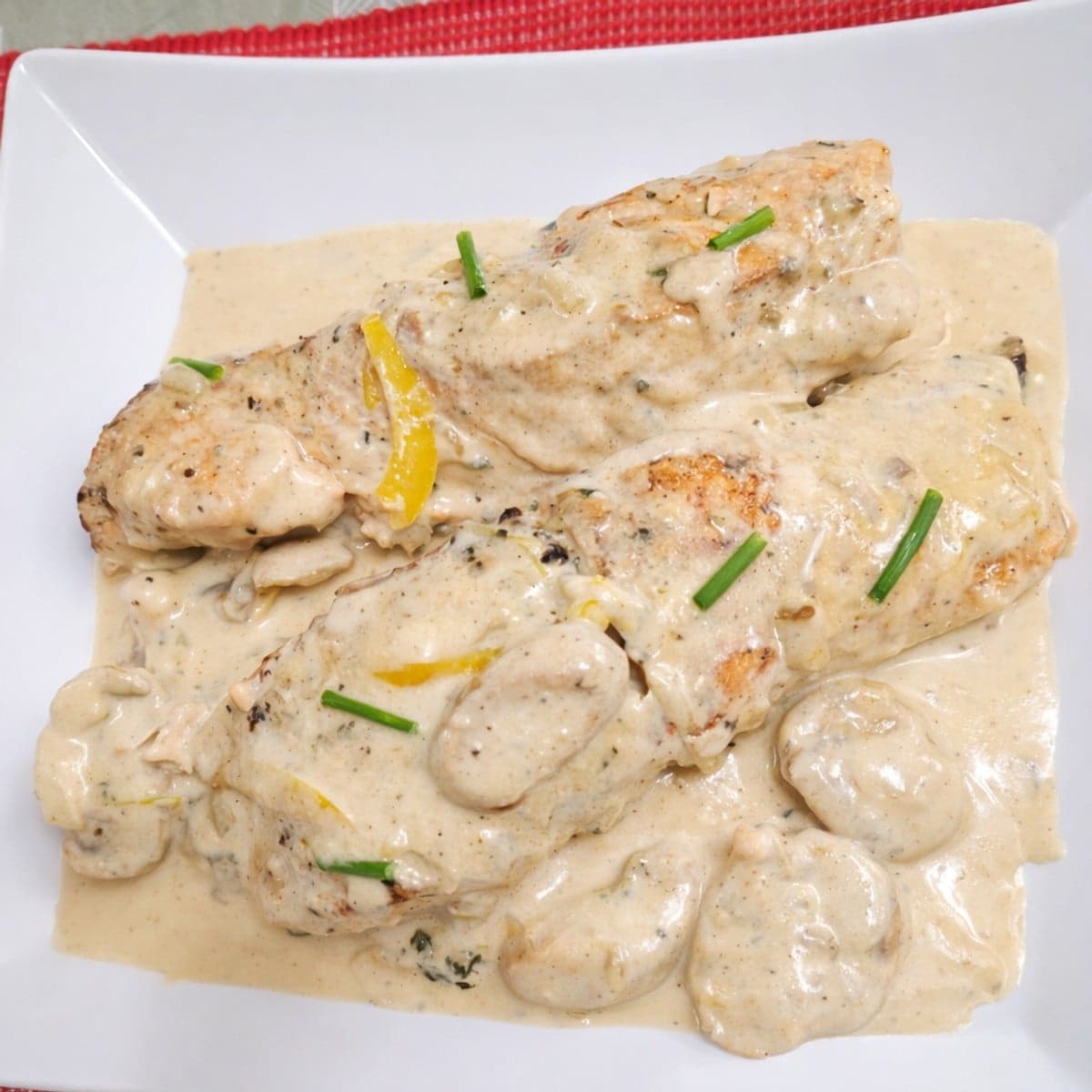 Du saumon aux champignons à la crème citronnée.
