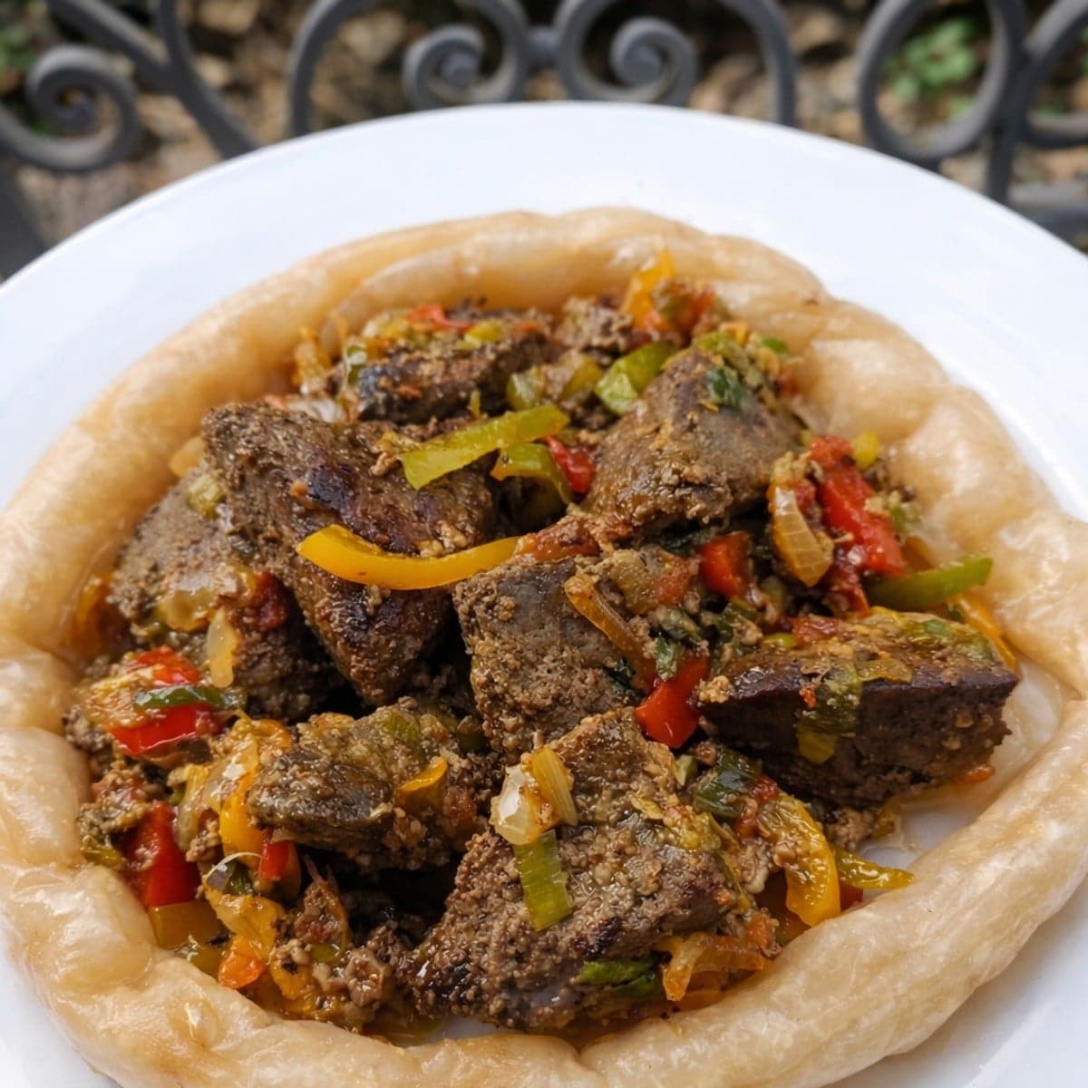 Foie de boeuf sauté et bâton de manioc
