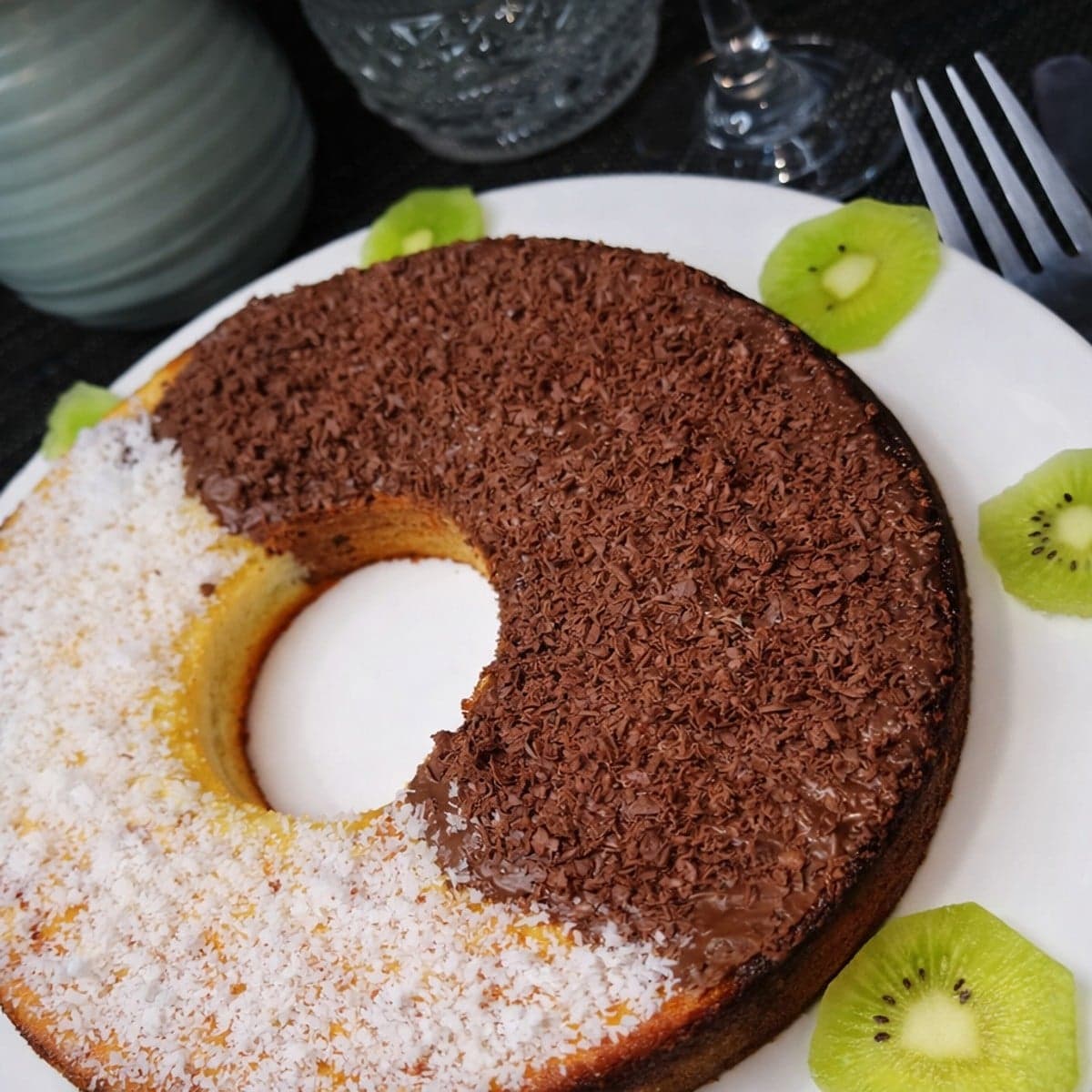 Gateau au deux saveurs coco et chocolat.