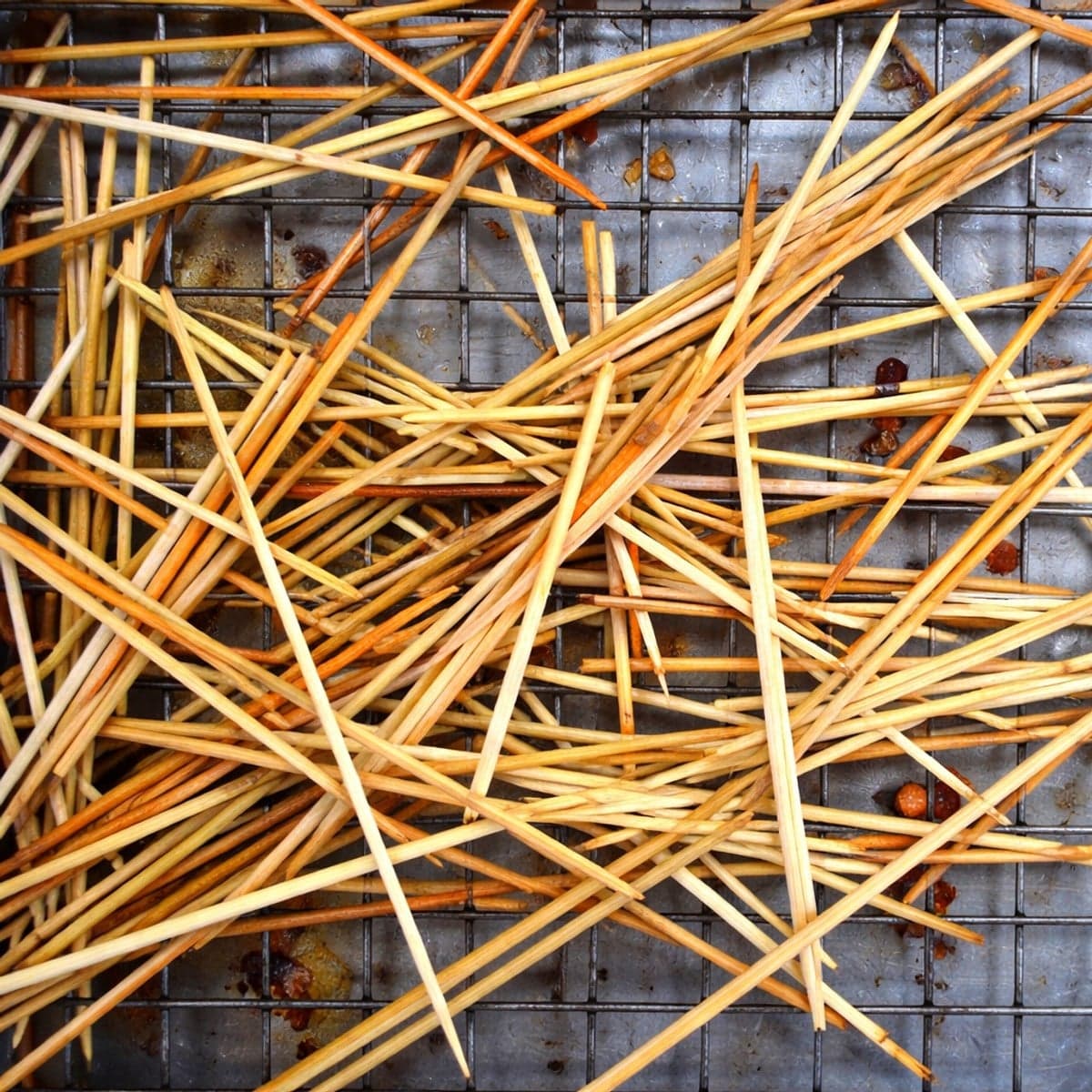 La meilleure façon d’éviter que les brochettes en bois ne brûlent