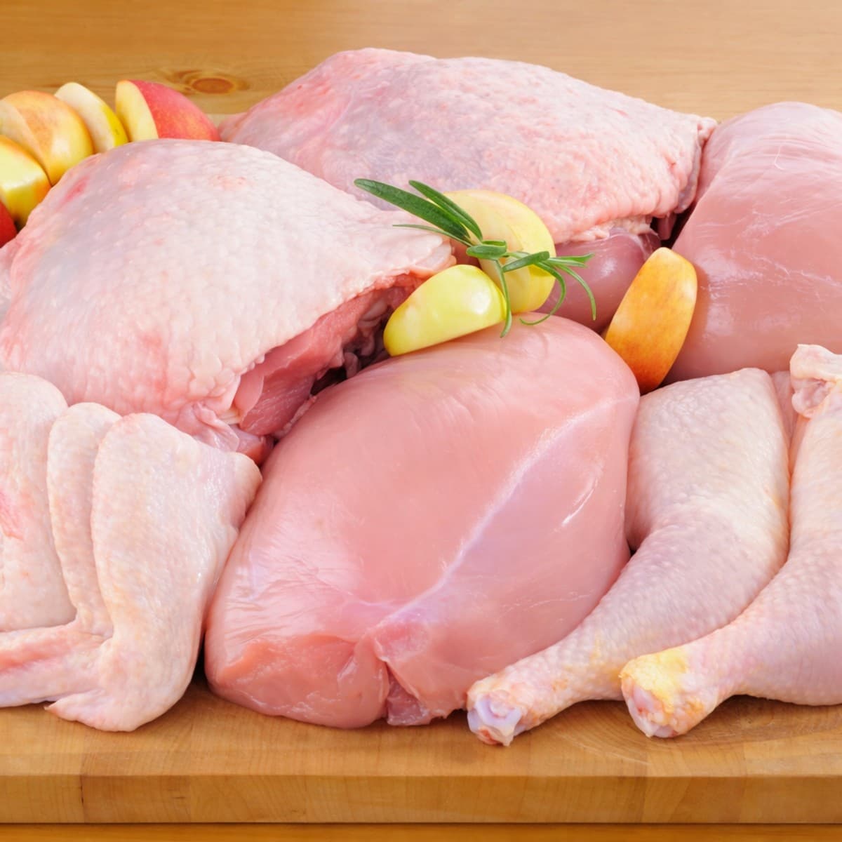 La façon saine de décongeler du poulet congelé avant la cuisson.