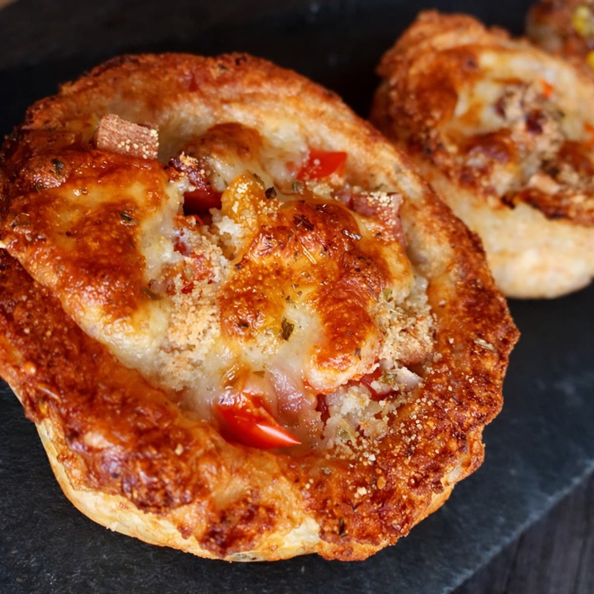 Paniers de pommes de terre au jambon