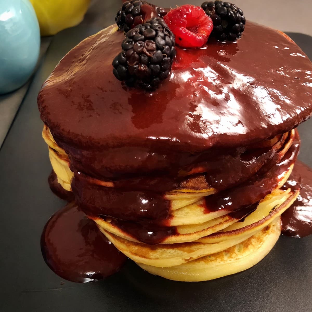 Pancakes au yaourt nature et coulis de framboises/mûres