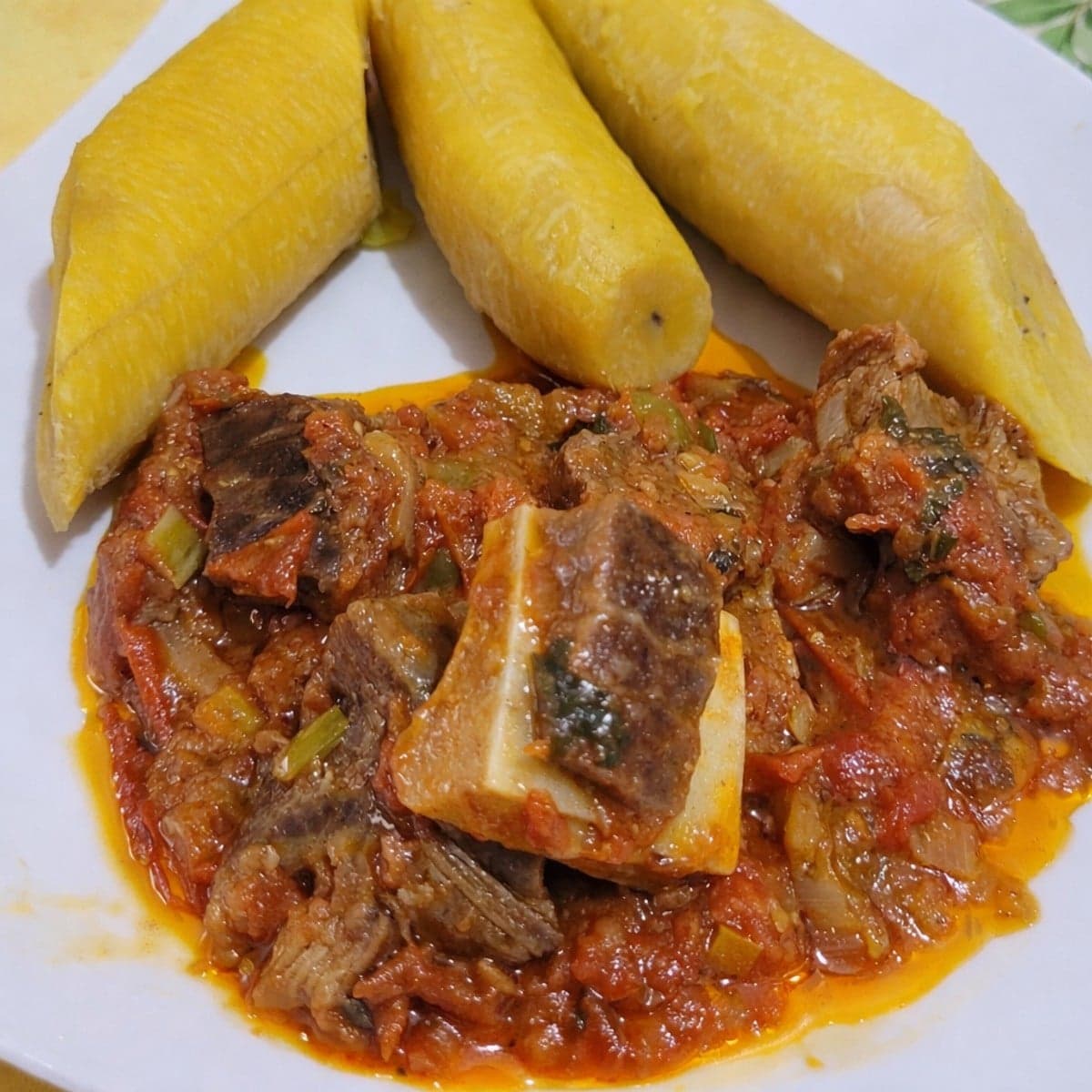 Plantain mur et sauce tomate au boeuf.