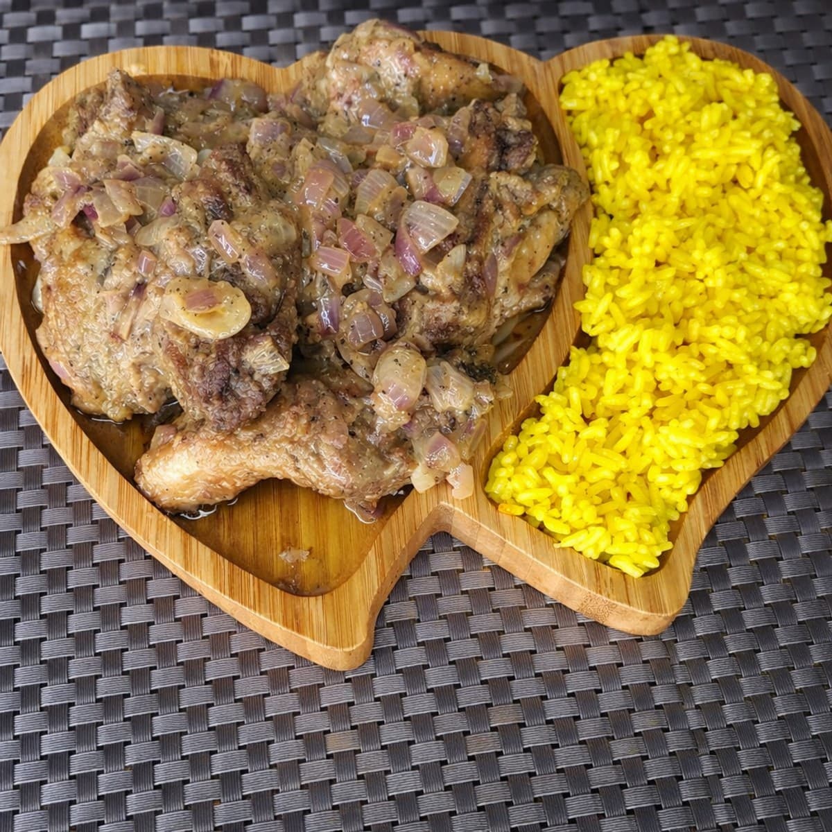 Poulet à la moutarde et son riz jaune.