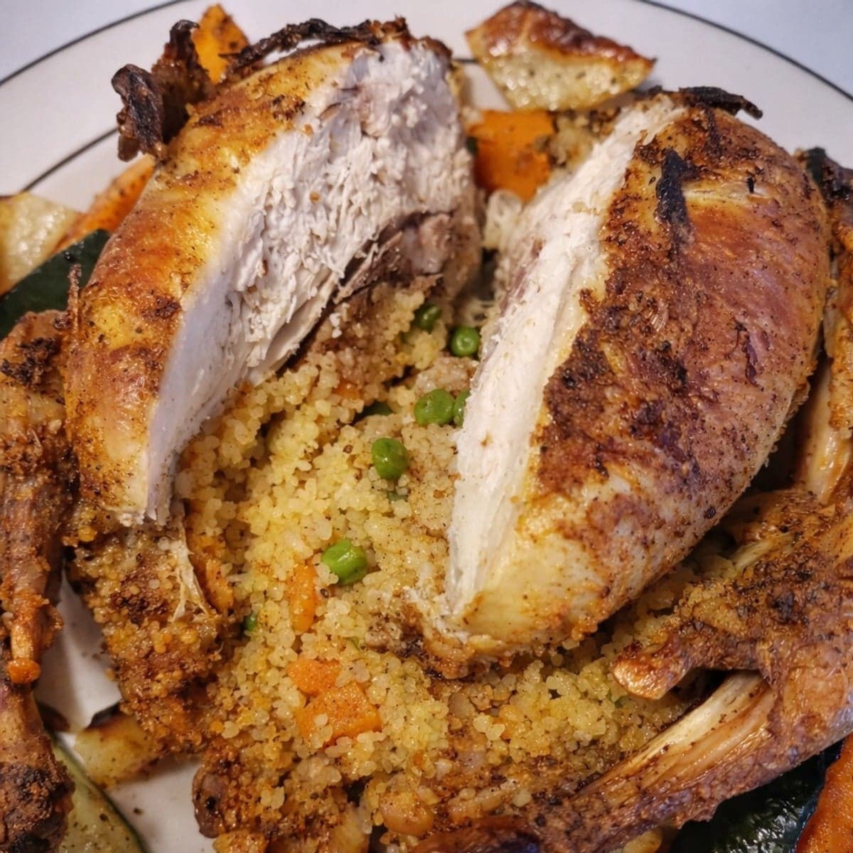 Poulet fourré au couscous arabe.