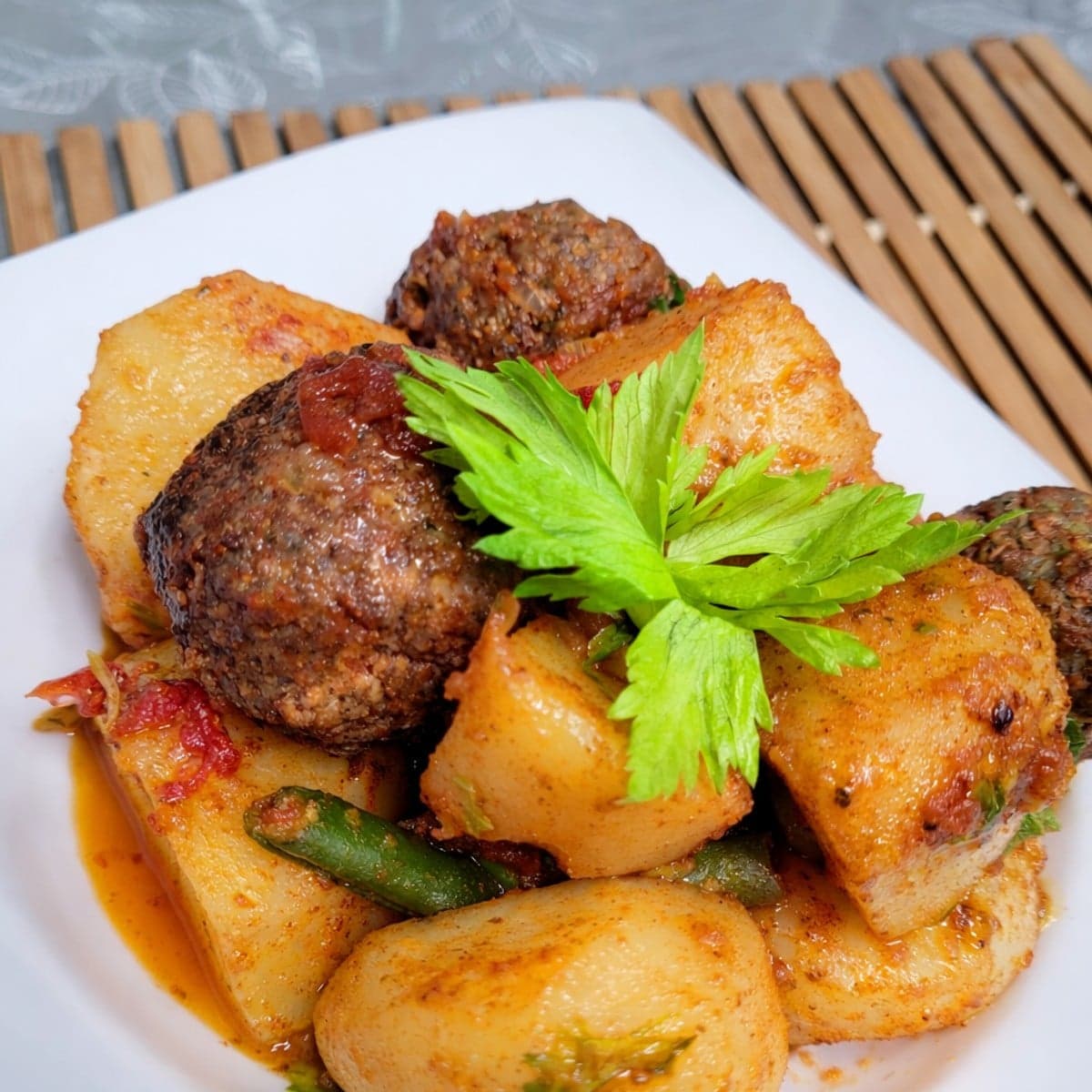 Ragout de pommes aux boulettes de viande.